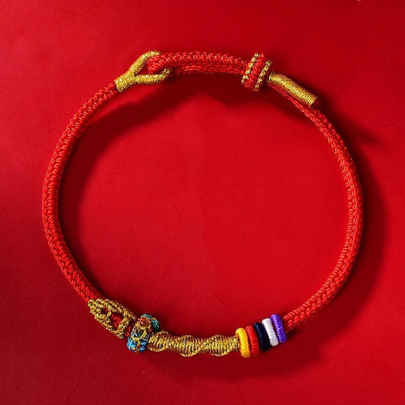 Bracelet porte-bonheur en fil rouge fait main avec motif serpent