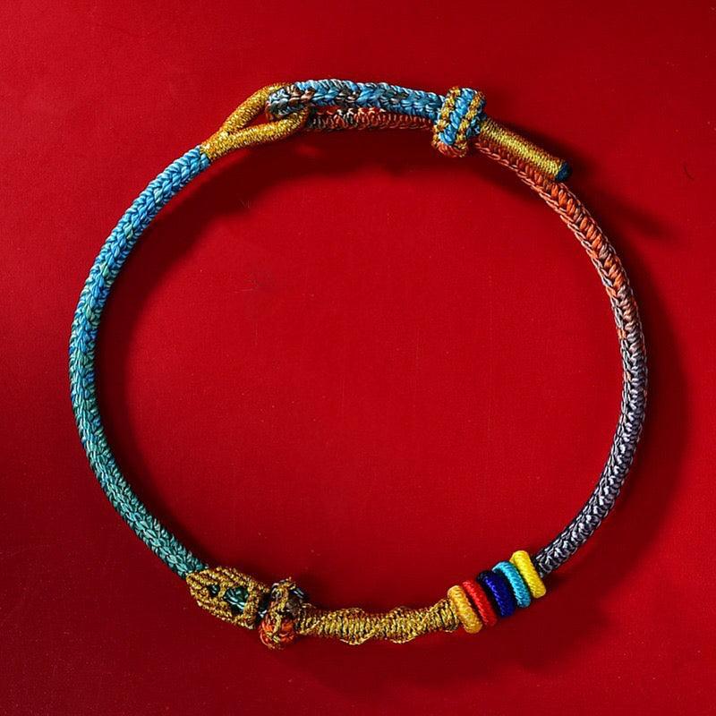 Bracelet porte-bonheur en fil rouge fait main avec motif serpent