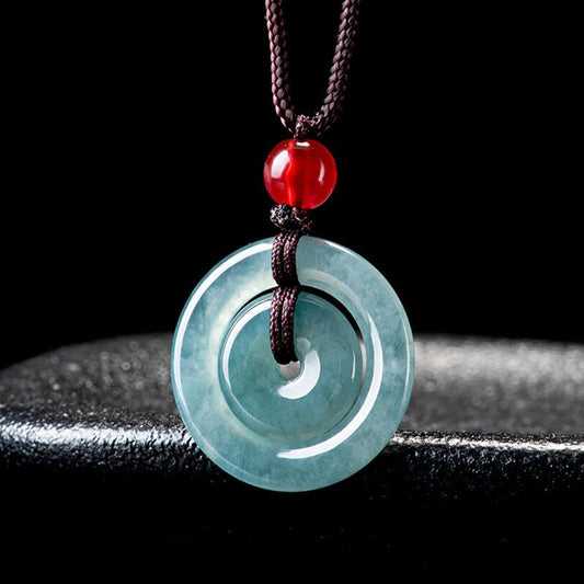 Collier avec pendentif en jade naturel représentant une mère et son enfant