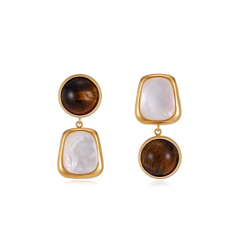 Boucles d'oreilles/clous d'oreilles asymétriques en or 18 carats avec œil de tigre, perle et nacre blanche